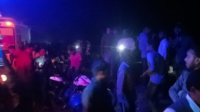 আগুন লাগার খবরে লাফিয়ে পড়ে অন্য ট্রেনে কাটা পড়লেন যাত্রীরা - the Bengali Times
