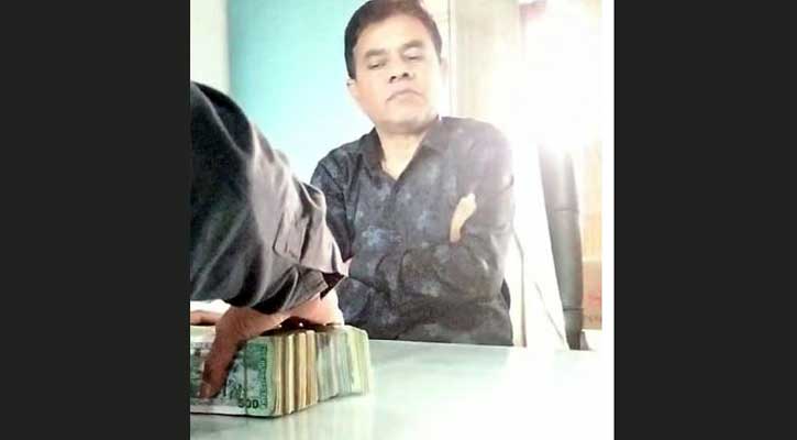 বিজ্ঞপ্তি প্রকাশের আগেই প্রধান শিক্ষকের ঘুষ গ্রহণ, ভিডিও ভাইরাল - the Bengali Times