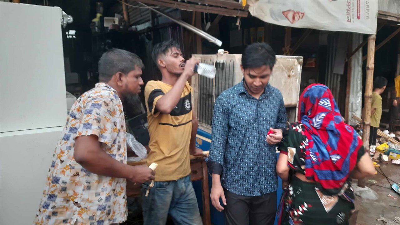 আগুনে পুড়েছে ঘর, ধ্বংসস্তূপে দাঁড়িয়ে ইফতার করলেন তারা - the Bengali Times আগুনে পুড়েছে ঘর, ধ্বংসস্তূপে দাঁড়িয়ে ইফতার করলেন তারা - the Bengali Times