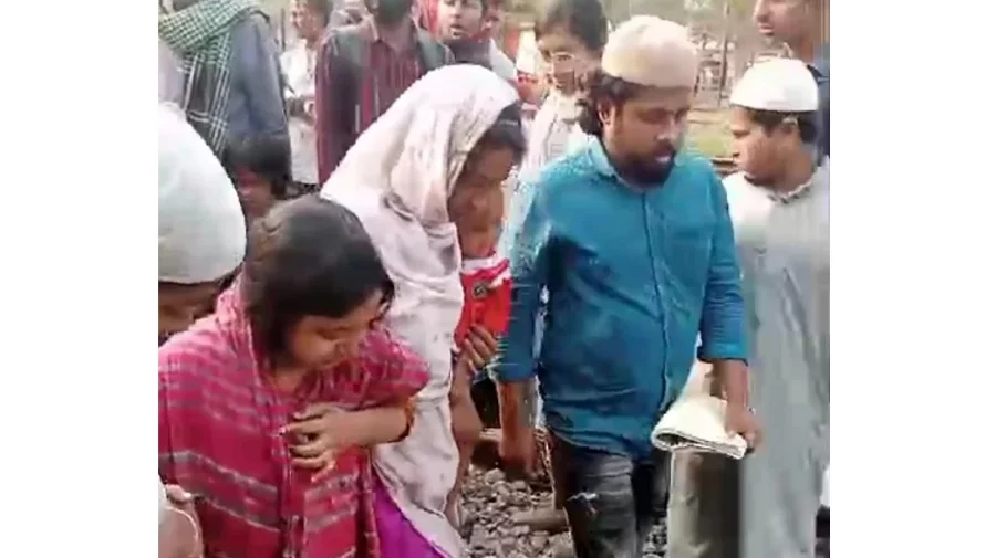 ট্রেনের নিচে শুয়ে পড়েও ভাগ্যক্রমে বাঁচল কিশোরী - the Bengali Times ট্রেনের নিচে শুয়ে পড়েও ভাগ্যক্রমে বাঁচল কিশোরী - the Bengali Times