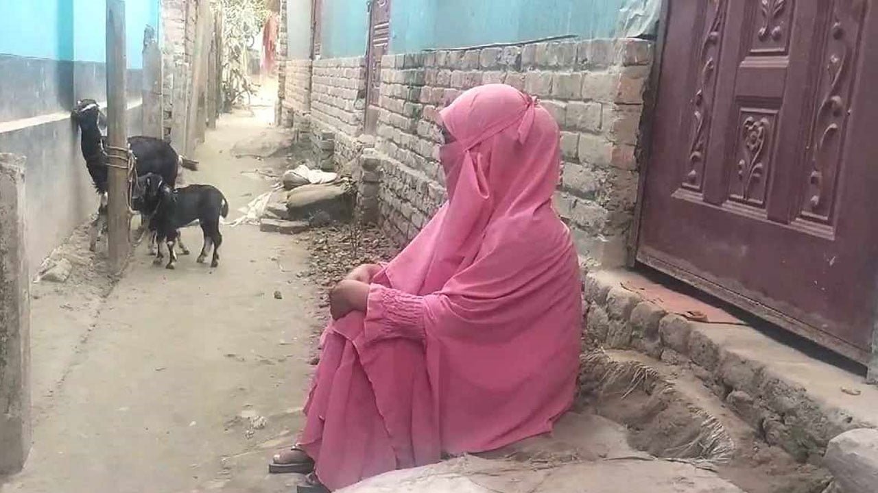 পরকীয়ার জেরে সংসার ভাঙায় প্রেমিকের বাড়িতে নারীর অনশন - the Bengali Times পরকীয়ার জেরে সংসার ভাঙায় প্রেমিকের বাড়িতে নারীর অনশন - the Bengali Times