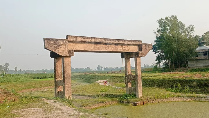 ২৫ বছর ধরে একা দাঁড়িয়ে সেতু, কাজে লাগে না মানুষের - the Bengali Times