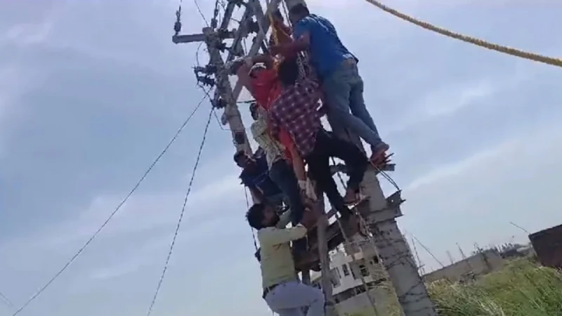 স্বামীর ঘরে পরকীয়া প্রেমিক নিয়ে থাকতে না পেরে বিদ্যুতের খুঁটিতে নারী - the Bengali Times স্বামীর ঘরে পরকীয়া প্রেমিক নিয়ে থাকতে না পেরে বিদ্যুতের খুঁটিতে নারী - the Bengali Times