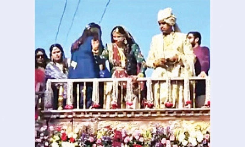 ট্রাকে চড়ে সব অর্থ-সম্পদ বিলিয়ে দিলেন দম্পতি - the Bengali Times