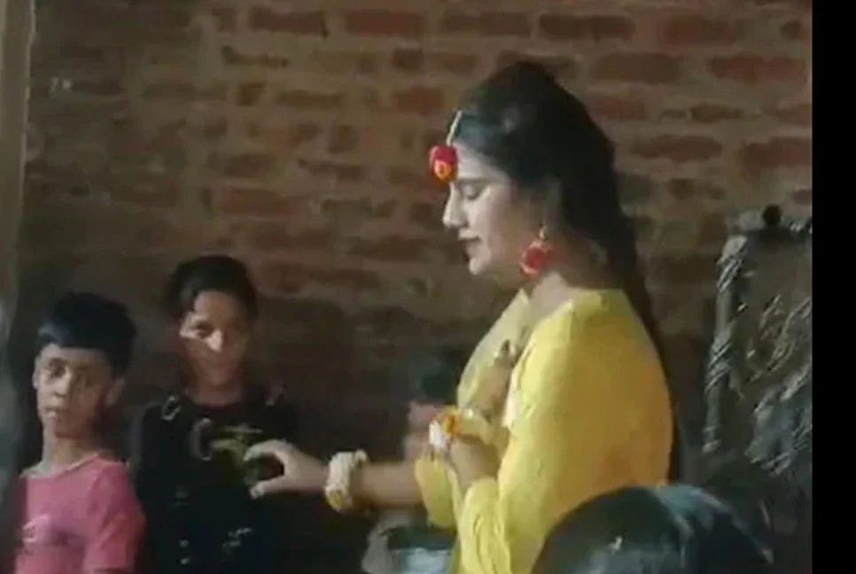 বোনের হলুদ অনুষ্ঠানে নাচতে নাচতে মৃত্যুর কোলে ঢলে পড়ল তরুণী! - the Bengali Times বোনের হলুদ অনুষ্ঠানে নাচতে নাচতে মৃত্যুর কোলে ঢলে পড়ল তরুণী! - the Bengali Times