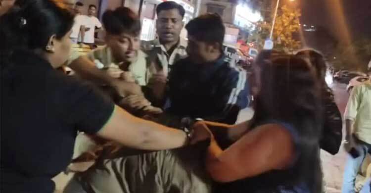মাঝরাতে মাতাল হয়ে পুলিশের ওপর চড়াও তিন নারী, ভিডিও ভাইরাল - the Bengali Times মাঝরাতে মাতাল হয়ে পুলিশের ওপর চড়াও তিন নারী, ভিডিও ভাইরাল - the Bengali Times
