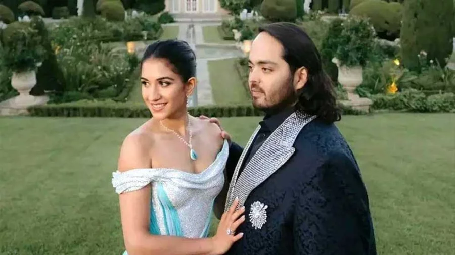 রাধিকার গাউন জুড়ে অনন্তের লেখা প্রেমপত্র - the Bengali Times রাধিকার গাউন জুড়ে অনন্তের লেখা প্রেমপত্র - the Bengali Times