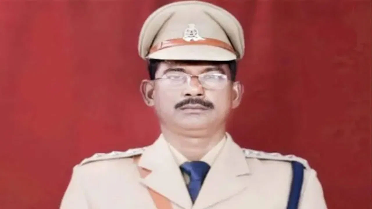 হোটেলে নারী পুলিশের সঙ্গে ধরা, ডেপুটি সুপার হয়ে গেলেন কনস্টেবল - the Bengali Times হোটেলে নারী পুলিশের সঙ্গে ধরা, ডেপুটি সুপার হয়ে গেলেন কনস্টেবল - the Bengali Times