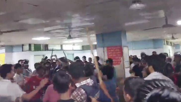 ঢামেকের জরুরি বিভাগে ঢুকে শিক্ষার্থীদের বেধড়ক পেটাল ছাত্রলীগ - the Bengali Times ঢামেকের জরুরি বিভাগে ঢুকে শিক্ষার্থীদের বেধড়ক পেটাল ছাত্রলীগ - the Bengali Times