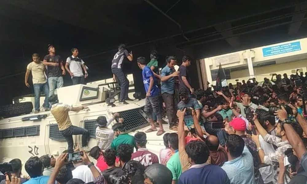 পুলিশের এপিসিতে ‘উদ্দাম নৃত্য’, পাঁচ লাখ টাকার ক্ষতি - the Bengali Times পুলিশের এপিসিতে ‘উদ্দাম নৃত্য’, পাঁচ লাখ টাকার ক্ষতি - the Bengali Times