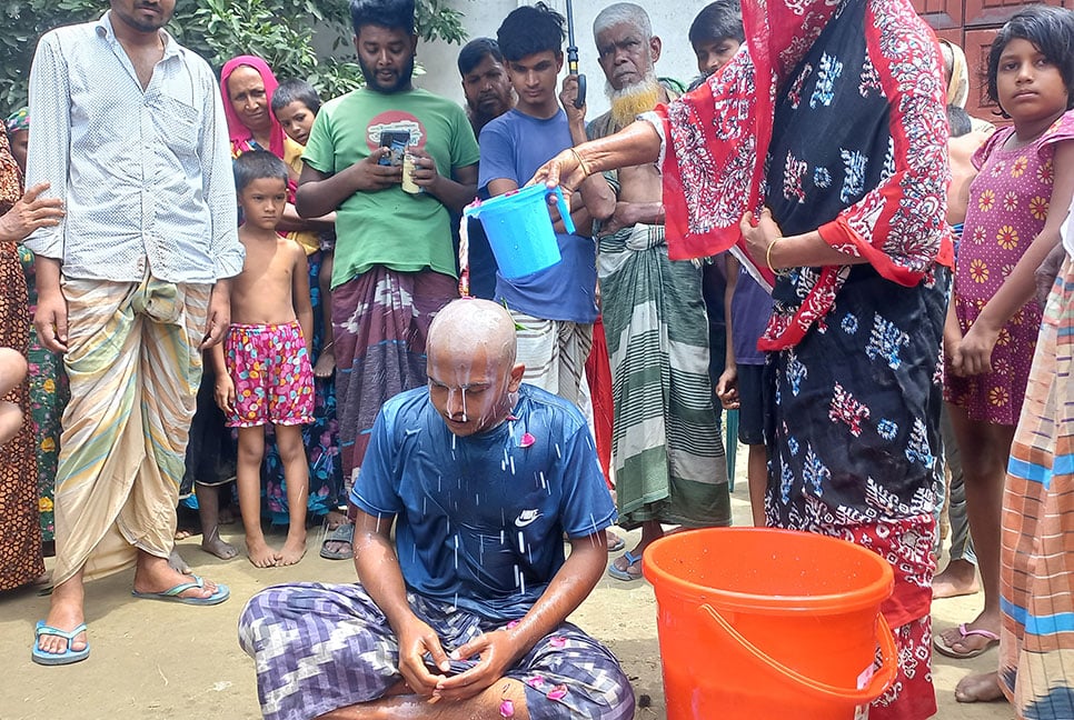প্রেমিকার অন্যত্র বিয়ে, মাথা ন্যাড়া করে দুধ দিয়ে যুবকের গোসল - the Bengali Times প্রেমিকার অন্যত্র বিয়ে, মাথা ন্যাড়া করে দুধ দিয়ে যুবকের গোসল - the Bengali Times