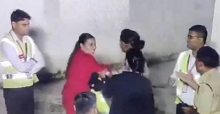 বিমানবন্দরে পুলিশ কর্মকর্তাকে চড়, গ্রেফতার এক নারী - the Bengali Times বিমানবন্দরে পুলিশ কর্মকর্তাকে চড়, গ্রেফতার এক নারী - the Bengali Times