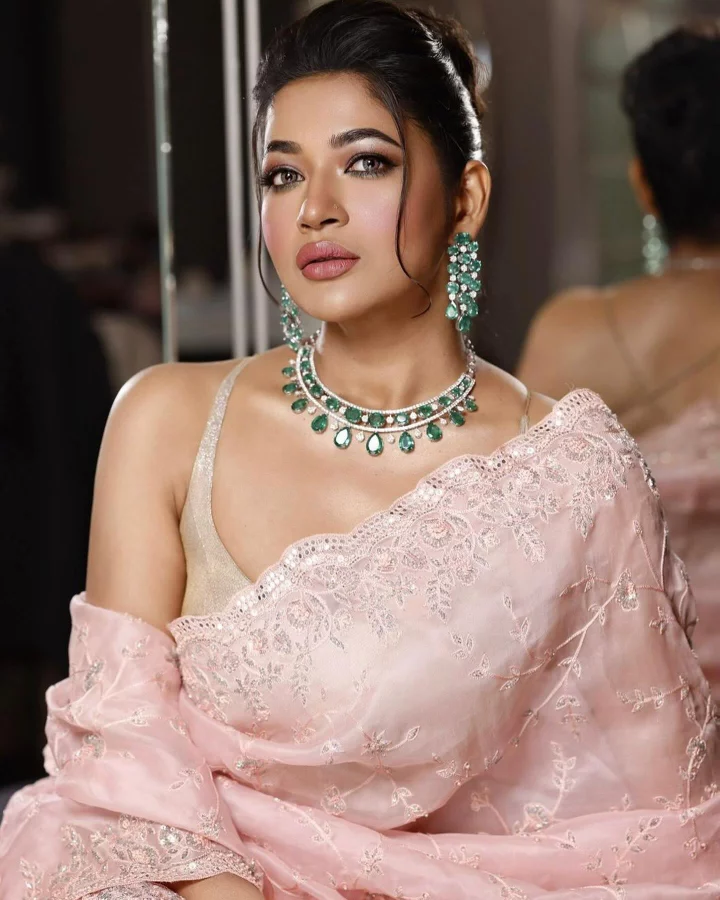 ভিপি নুরের সঙ্গে ছবি থাকায় ভারতের ভিসা পাননি বাঁধন - the Bengali Times ভিপি নুরের সঙ্গে ছবি থাকায় ভারতের ভিসা পাননি বাঁধন - the Bengali Times