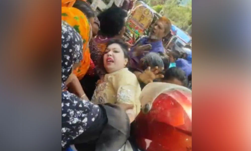 প্রতারণার অভিযোগে নারী চিকিৎসককে টেনেহিঁচড়ে রাস্তায় নিয়ে বেধড়ক - the Bengali Times প্রতারণার অভিযোগে নারী চিকিৎসককে টেনেহিঁচড়ে রাস্তায় নিয়ে বেধড়ক - the Bengali Times