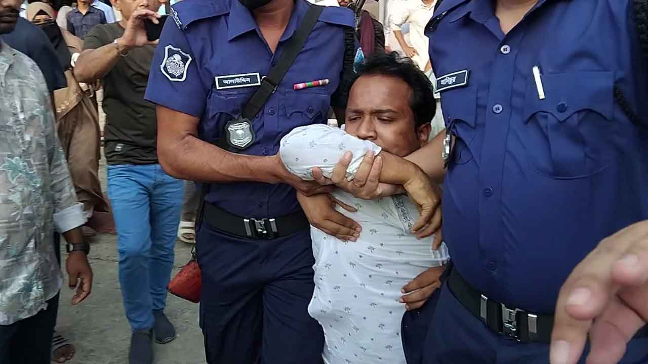 বিয়ের আসরে সরকারি কর্মকর্তার ৫০ লাখ টাকা যৌতুক দাবি, আটক বর - the Bengali Times বিয়ের আসরে সরকারি কর্মকর্তার ৫০ লাখ টাকা যৌতুক দাবি, আটক বর - the Bengali Times