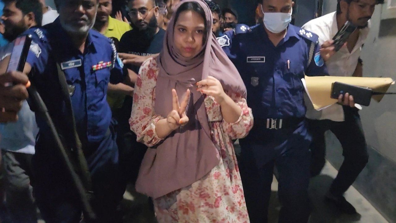 ‘জয় বাংলা’ স্লোগান দেওয়ায় আ.লীগ নেত্রীকে জুতা মারল জনতা - the Bengali Times ‘জয় বাংলা’ স্লোগান দেওয়ায় আ.লীগ নেত্রীকে জুতা মারল জনতা - the Bengali Times