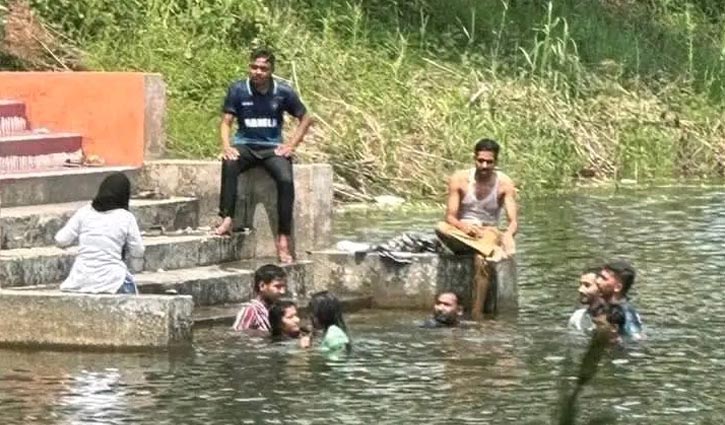 বিশ্ববিদ্যালয়ের পুকুরে ছাত্র-ছাত্রীদের গোসলের ছবি ভাইরাল - the Bengali Times বিশ্ববিদ্যালয়ের পুকুরে ছাত্র-ছাত্রীদের গোসলের ছবি ভাইরাল - the Bengali Times