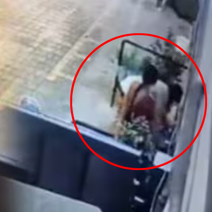 কাজ করার নাম করে রাতে অফিসে ঢুকতেন সরকারি কর্তা, নিয়ে আসতেন একাধিক মহিলাকে! - the Bengali Times কাজ করার নাম করে রাতে অফিসে ঢুকতেন সরকারি কর্তা, নিয়ে আসতেন একাধিক মহিলাকে! - the Bengali Times
