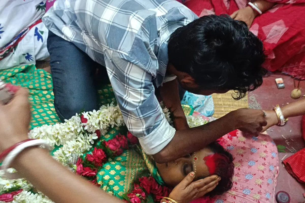 মৃত্যুর পর প্রেমিকাকে দিলেন স্ত্রীর মর্যাদা, শাখা-সিঁদুরে শেষ বিদায় - the Bengali Times মৃত্যুর পর প্রেমিকাকে দিলেন স্ত্রীর মর্যাদা, শাখা-সিঁদুরে শেষ বিদায় - the Bengali Times