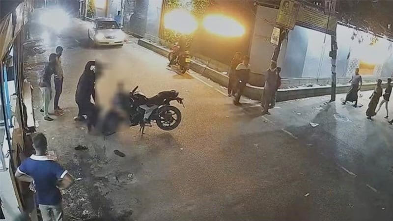 ঢাকায় প্রকাশ্যে বিএনপি কর্মীকে কোপানোর ভিডিও ভাইরাল - the Bengali Times