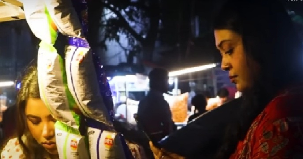 প্রতি রাতে গুলশানে আসে সেই প্রাইভেটকার, এরপরই বাড়ে ভিড় - the Bengali Times প্রতি রাতে গুলশানে আসে সেই প্রাইভেটকার, এরপরই বাড়ে ভিড় - the Bengali Times