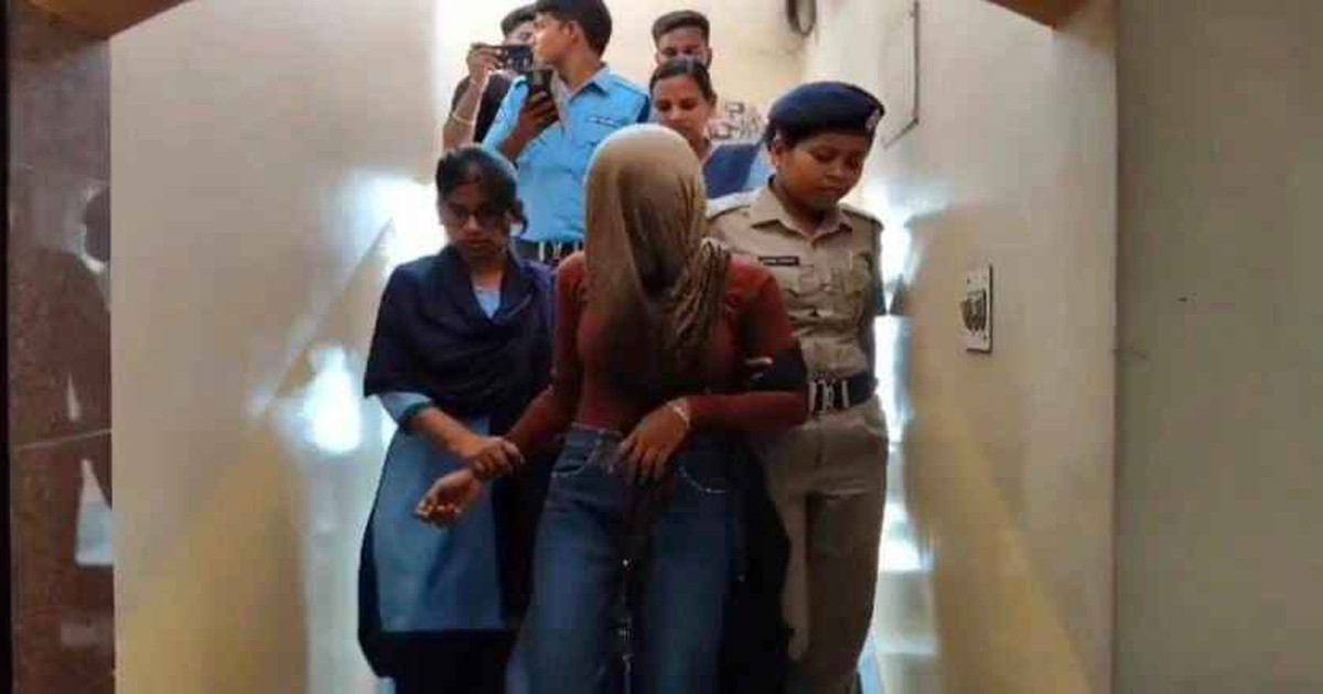 হোটেলে পরপুরুষের সঙ্গে স্ত্রীকে হাতেনাতে ধরলেন স্বামী, পালাতে গিয়ে… - the Bengali Times হোটেলে পরপুরুষের সঙ্গে স্ত্রীকে হাতেনাতে ধরলেন স্বামী, পালাতে গিয়ে… - the Bengali Times
