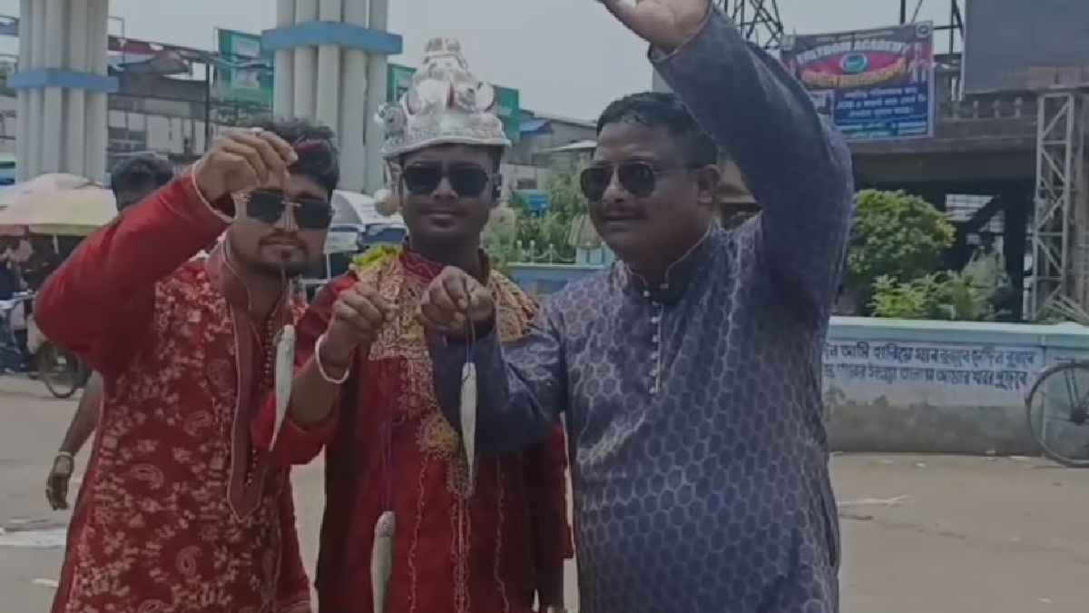 ‘জামাই চাই, জামাই? লাগবে নাকি, ফর্সা জামাই, কালো জামাই, মোটাসোটা জামাই?’ - the Bengali Times ‘জামাই চাই, জামাই? লাগবে নাকি, ফর্সা জামাই, কালো জামাই, মোটাসোটা জামাই?’ - the Bengali Times