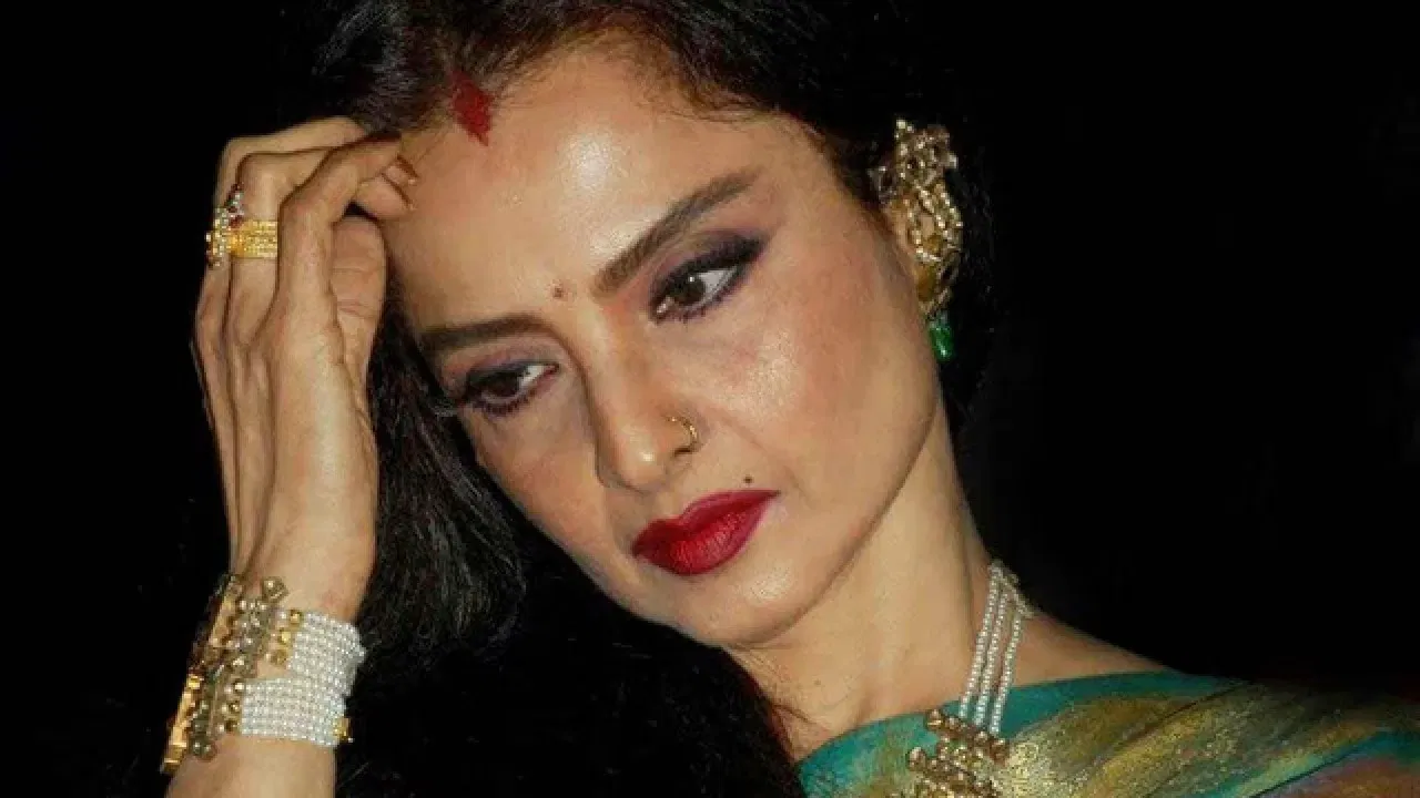 ৫ বছরের ছোট এই নায়কের নামেই সিঁথিতে সিঁদুর পরেন রেখা? ? - the Bengali Times