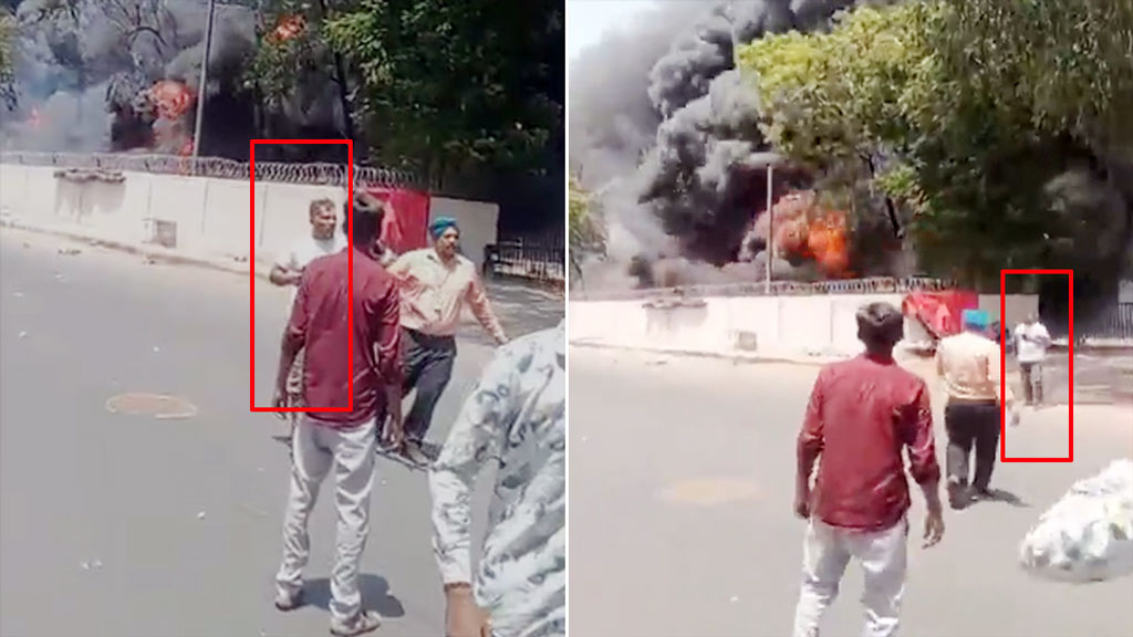 মোবাইল হাতে ধোঁয়ার ভেতর থেকে হেঁটে বেরিয়ে আসেন রমেশ, ভিডিও প্রকাশ - the Bengali Times মোবাইল হাতে ধোঁয়ার ভেতর থেকে হেঁটে বেরিয়ে আসেন রমেশ, ভিডিও প্রকাশ - the Bengali Times