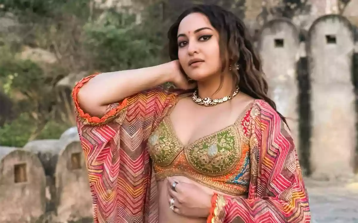 ফাঁকা বাড়িতে সোনাক্ষিকে বিছানায় চেপে ধরেছিল কে? - the Bengali Times ফাঁকা বাড়িতে সোনাক্ষিকে বিছানায় চেপে ধরেছিল কে? - the Bengali Times