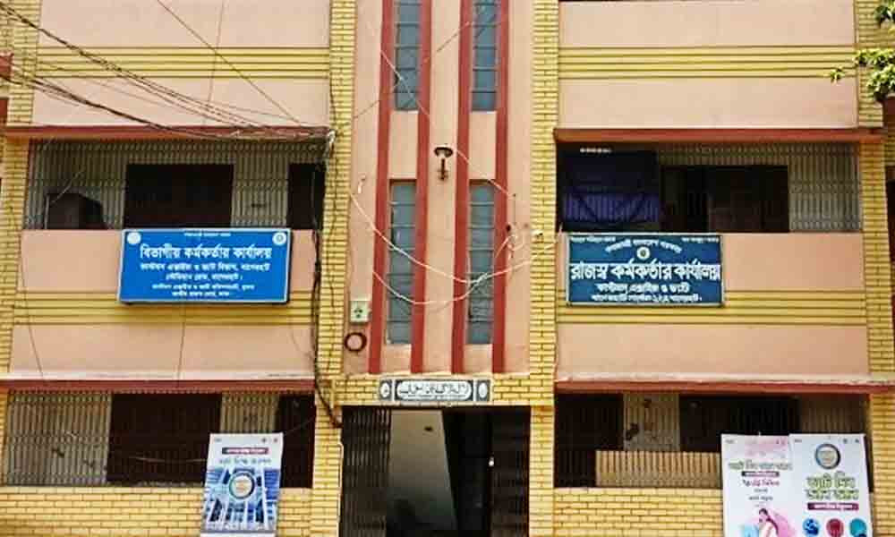 ভ্যাট অফিসে রাতভর অসামাজিক কার্যকলাপ, নারীসহ গ্রেপ্তার ৩ - the Bengali Times