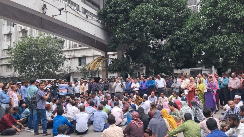 সরকারকে ৪৮ ঘণ্টার আলটিমেটাম দিলো সরকারি কর্মকর্তা-কর্মচারীরা - the Bengali Times সরকারকে ৪৮ ঘণ্টার আলটিমেটাম দিলো সরকারি কর্মকর্তা-কর্মচারীরা - the Bengali Times