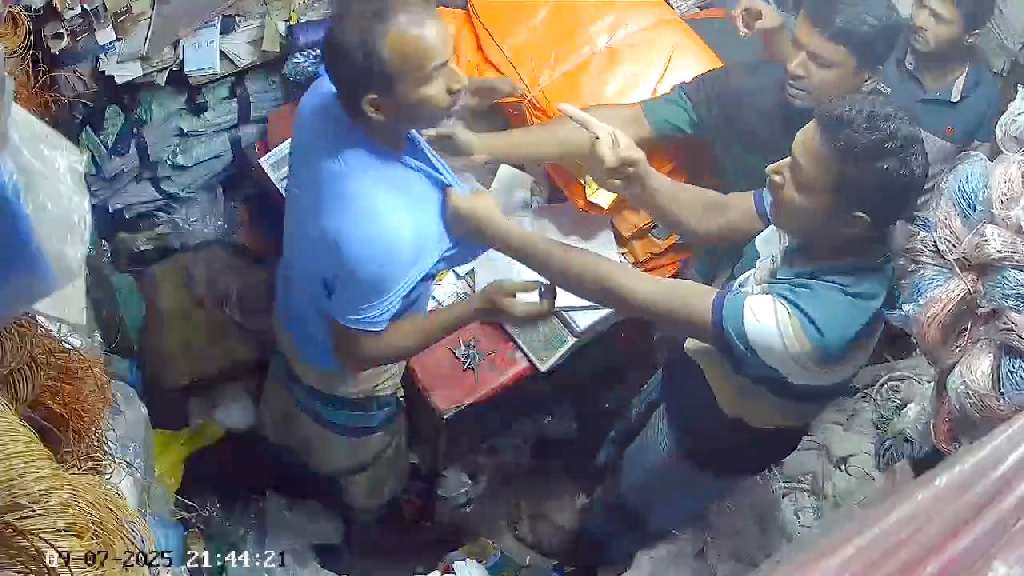 পাওনা টাকা চাওয়ায় ব্যবসায়ীকে মারধরের পর বললেন, ‘আমি যুবদলের সভাপতি, জানস?’ - the Bengali Times