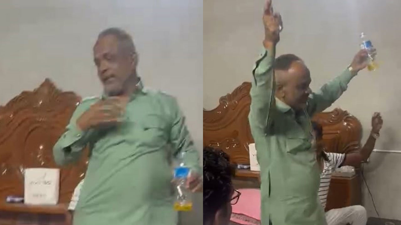 জামিনে মুক্তি পেয়েই মদ পান করে আ.লীগ নেতার নৃত্য, ভিডিও ভাইরাল - the Bengali Times জামিনে মুক্তি পেয়েই মদ পান করে আ.লীগ নেতার নৃত্য, ভিডিও ভাইরাল - the Bengali Times