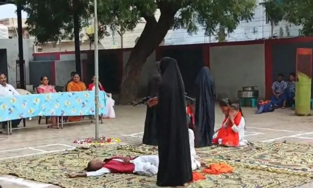 স্কুলের অনুষ্ঠানে বোরকা পরা ‘সন্ত্রাসী’ ছাত্রী নিয়ে বিতর্ক - the Bengali Times স্কুলের অনুষ্ঠানে বোরকা পরা ‘সন্ত্রাসী’ ছাত্রী নিয়ে বিতর্ক - the Bengali Times
