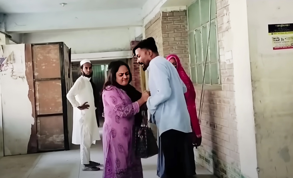 হাসপাতালেই স্বামীকে পেটালেন স্ত্রী, ভিডিও ভাইরাল - the Bengali Times হাসপাতালেই স্বামীকে পেটালেন স্ত্রী, ভিডিও ভাইরাল - the Bengali Times
