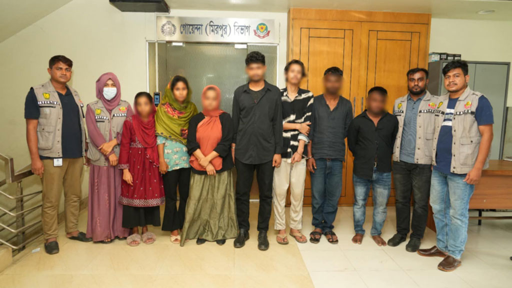 বাসায় ডেকে নারীর সঙ্গে ভিডিও ধারণের পর টাকা হাতিয়ে নিত ‘হানি ট্র্যাপ’ চক্র - the Bengali Times বাসায় ডেকে নারীর সঙ্গে ভিডিও ধারণের পর টাকা হাতিয়ে নিত ‘হানি ট্র্যাপ’ চক্র - the Bengali Times