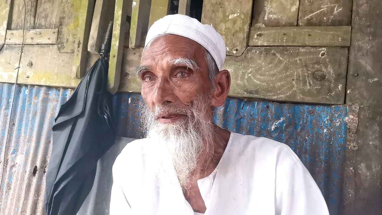 বিয়ের দাবিতে ৩৫ বছরের নারীর বাড়িতে ৭৫ বছর বয়সের বৃদ্ধের অনশন - the Bengali Times বিয়ের দাবিতে ৩৫ বছরের নারীর বাড়িতে ৭৫ বছর বয়সের বৃদ্ধের অনশন - the Bengali Times