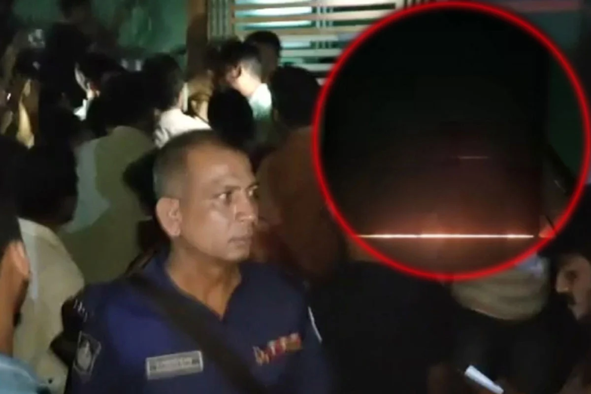 মধ্যরাতে আটকা পড়ে ছাদে আগুন দিল চোর, উদ্ধারে ফায়ার সার্ভিস - the Bengali Times মধ্যরাতে আটকা পড়ে ছাদে আগুন দিল চোর, উদ্ধারে ফায়ার সার্ভিস - the Bengali Times