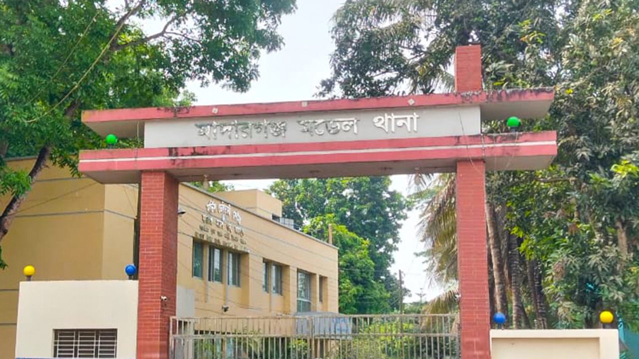 প্রবাসীর স্ত্রীর সঙ্গে শ্রমিক দল নেতার আপত্তিকর ভিডিও ভাইরাল - the Bengali Times