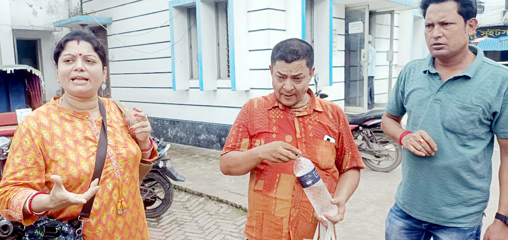 এক নারীকে স্ত্রী দাবি করে দুই পুরুষের টানাটানি, শেষে ৩ জনই কারাগারে - the Bengali Times এক নারীকে স্ত্রী দাবি করে দুই পুরুষের টানাটানি, শেষে ৩ জনই কারাগারে - the Bengali Times