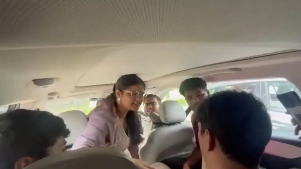 বিশ্ববিদ্যালয়ের শিক্ষার্থীকে ৫০-৬০ বার চড়, ভিডিও ভাইরাল - the Bengali Times বিশ্ববিদ্যালয়ের শিক্ষার্থীকে ৫০-৬০ বার চড়, ভিডিও ভাইরাল - the Bengali Times
