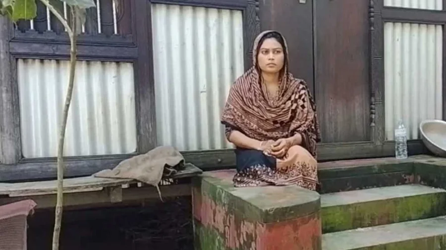 বিয়ের দাবিতে ছাত্রলীগ নেতার বাড়িতে এক সন্তানের জননীর অনশন - the Bengali Times বিয়ের দাবিতে ছাত্রলীগ নেতার বাড়িতে এক সন্তানের জননীর অনশন - the Bengali Times