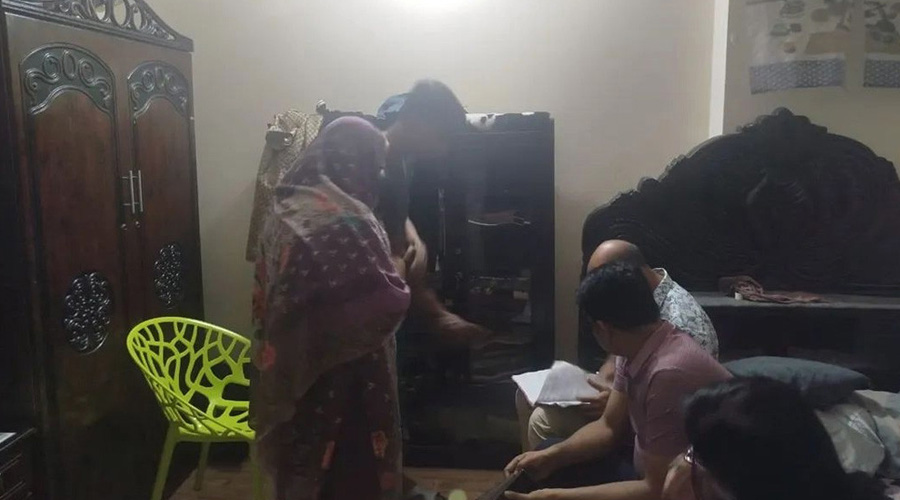 ফল ব্যবসায়ী পরিচয়ে বাসা ভাড়া নেন নীল ছবির সেই তারকা যুগল - the Bengali Times ফল ব্যবসায়ী পরিচয়ে বাসা ভাড়া নেন নীল ছবির সেই তারকা যুগল - the Bengali Times