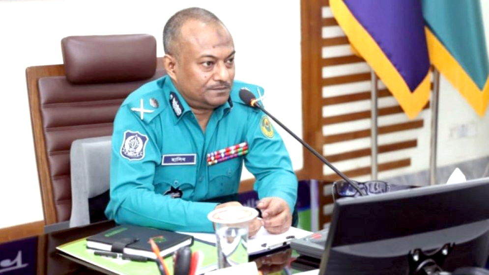 সন্ত্রাসীদের দেখামাত্র ব্রাশফায়ারের নির্দেশ সিএমপি কমিশনারের - the Bengali Times সন্ত্রাসীদের দেখামাত্র ব্রাশফায়ারের নির্দেশ সিএমপি কমিশনারের - the Bengali Times