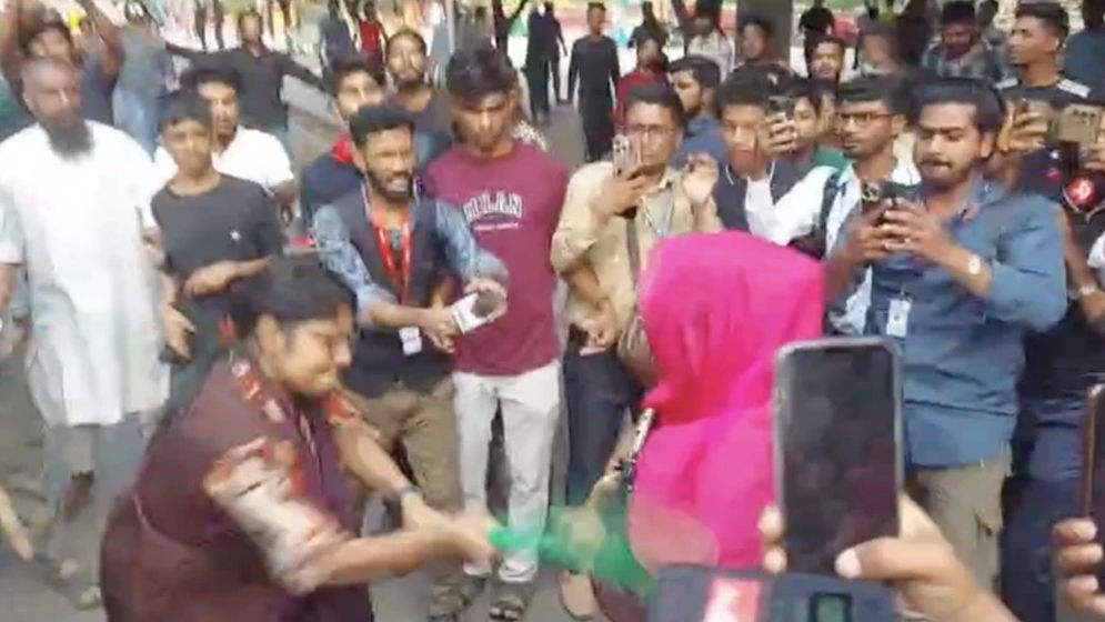 ধানমন্ডি ৩২-এ ‘জয় বাংলা’ স্লোগান দেওয়ায় নারীকে মারধর - the Bengali Times ধানমন্ডি ৩২-এ ‘জয় বাংলা’ স্লোগান দেওয়ায় নারীকে মারধর - the Bengali Times