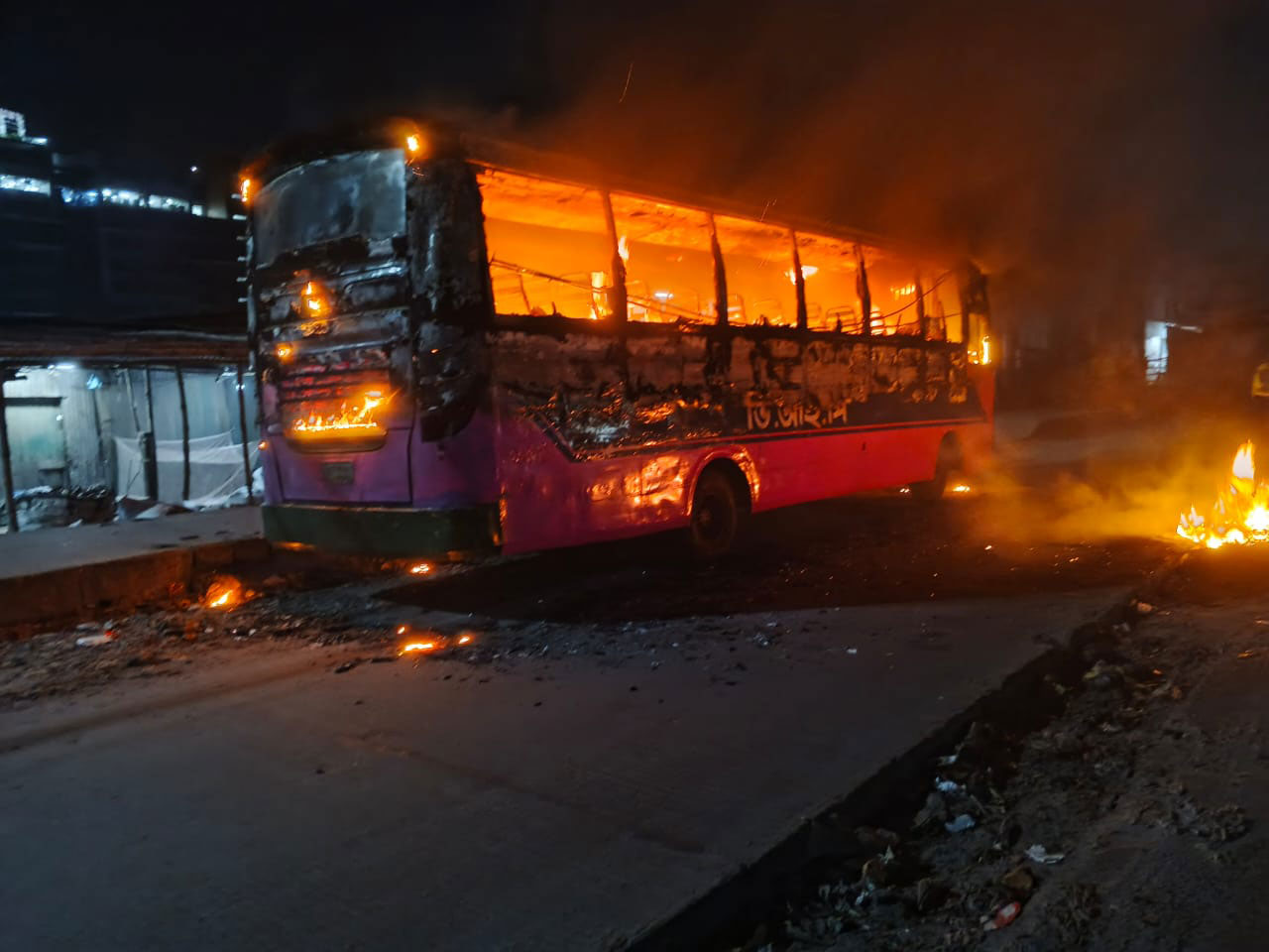 গাজীপুরে ভোরে দাঁড়িয়ে থাকা দুটি বাসে অগ্নিসংযোগ - the Bengali Times গাজীপুরে ভোরে দাঁড়িয়ে থাকা দুটি বাসে অগ্নিসংযোগ - the Bengali Times