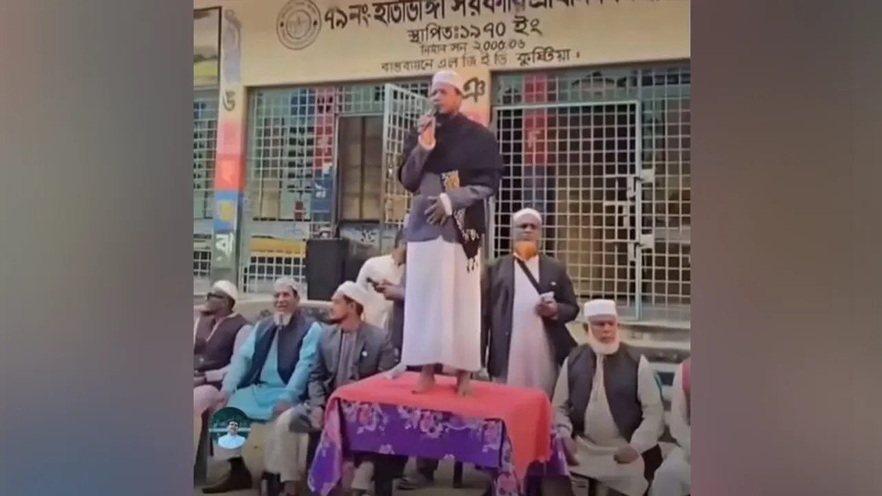 টেবিলের ওপর দাঁড়িয়ে মুফতি আমির হামজার বক্তব্য, তীব্র সমালোচনা - the Bengali Times টেবিলের ওপর দাঁড়িয়ে মুফতি আমির হামজার বক্তব্য, তীব্র সমালোচনা - the Bengali Times