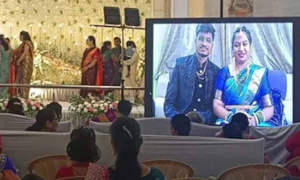 ফ্লাইট বাতিল, বাধ্য হয়ে অনলাইনে বিয়ের অনুষ্ঠানে বর-কনে - the Bengali Times