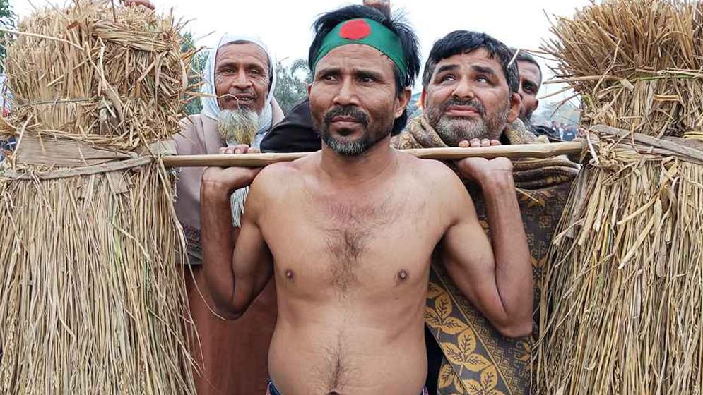তারেক রহমানের জন্য ৫০ কেজি ধান কাঁধে নিয়ে শীতের রাতে খালি গায়ে রাস্তায় সারা রাত - the Bengali Times